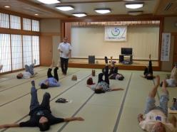 講演会：参加者が仰向けで両足を挙げている