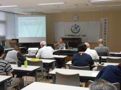 スライドを使っての講演の様子.jpg