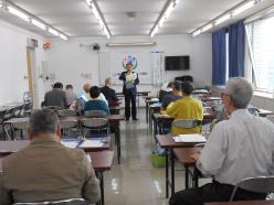 会場の後方から講演の様子