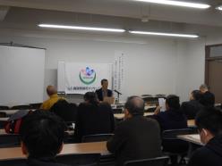 スクリーンを使って講演中