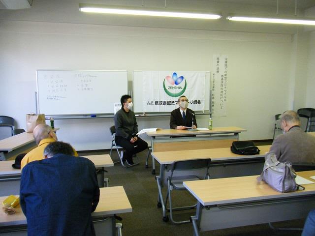 講演中の会場、講者は間隔を空けて着席