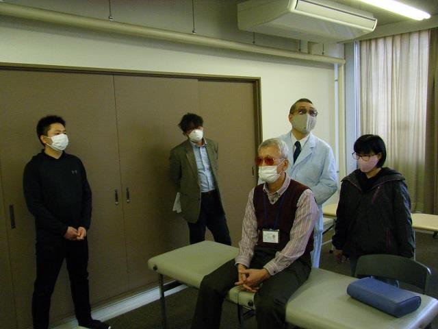 触診の実演を行う講師