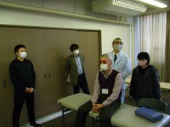 触診の実演を行う講師